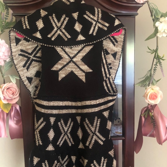 Like New Beautiful John Paul Richard Cascading Southwest inspired sweater vest - Picture 3 of 4